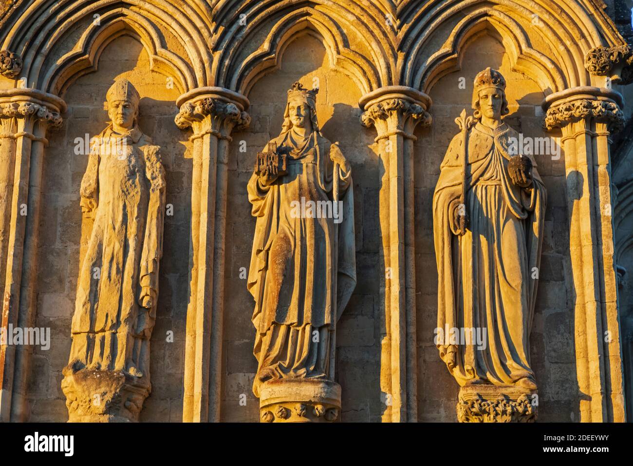 Statue di santi immagini e fotografie stock ad alta risoluzione - Alamy