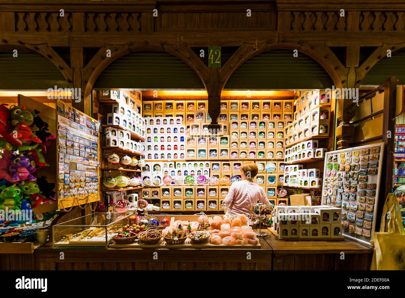 Kraków Cloth Hall. Galleria, con bancarelle. Piazza del mercato principale. Cracovia, Contea di Kraków, Malopolskie Voivodato, Polonia, Europa Foto Stock
