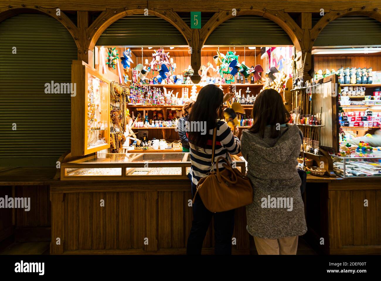 Kraków Cloth Hall. Galleria, con bancarelle. Piazza del mercato principale. Cracovia, Contea di Kraków, Malopolskie Voivodato, Polonia, Europa Foto Stock
