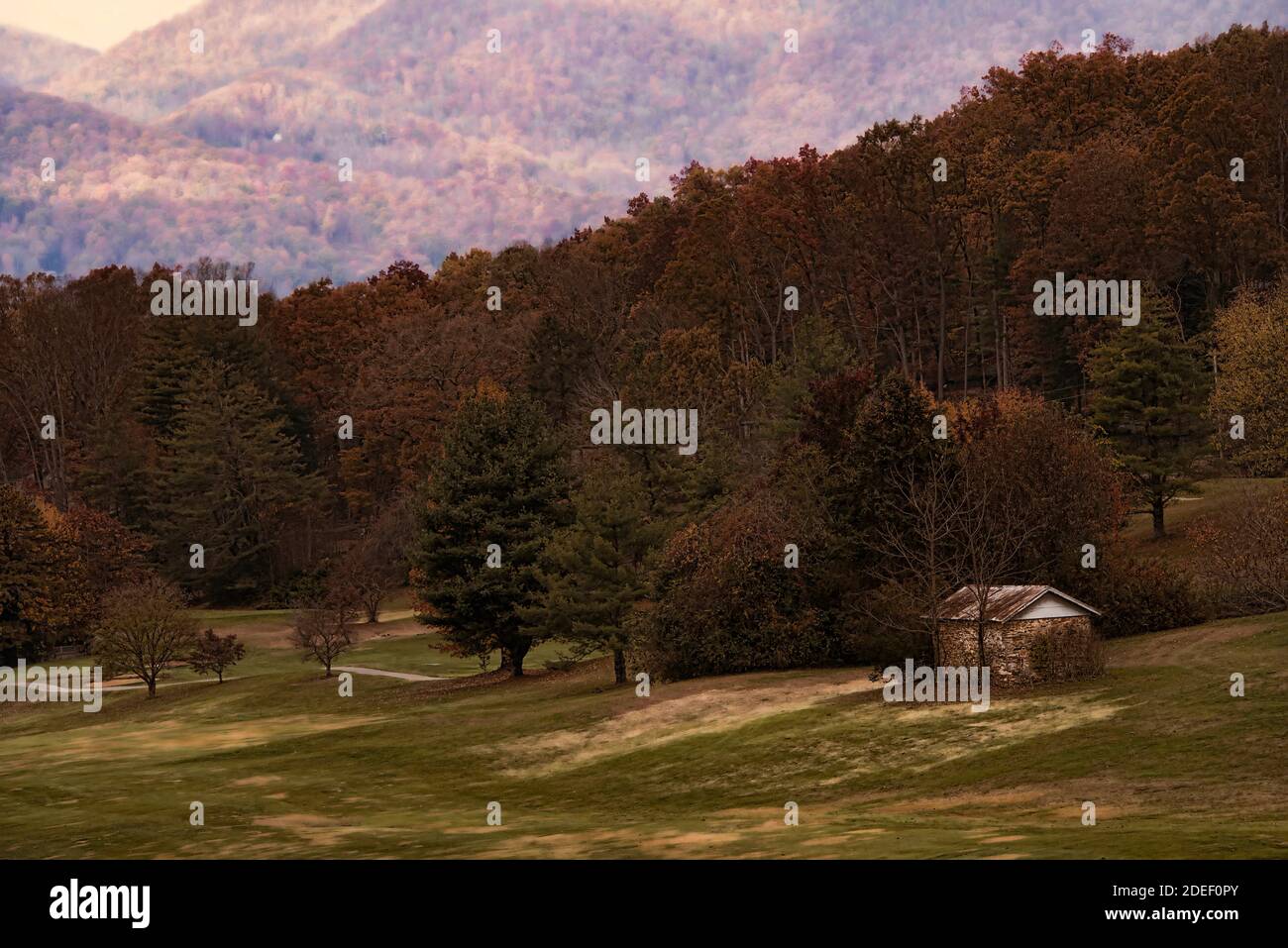 Aspetto retrò di vecchio shack e la campagna d'autunno di Carolina del Nord Foto Stock