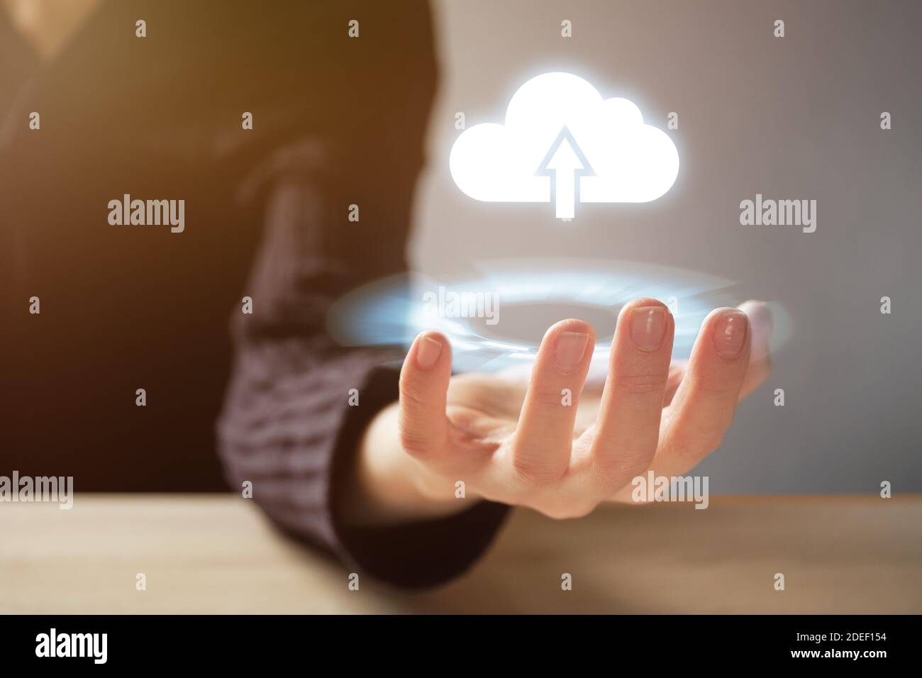 Concetto astratto di tecnologia cloud e download Internet. Foto Stock