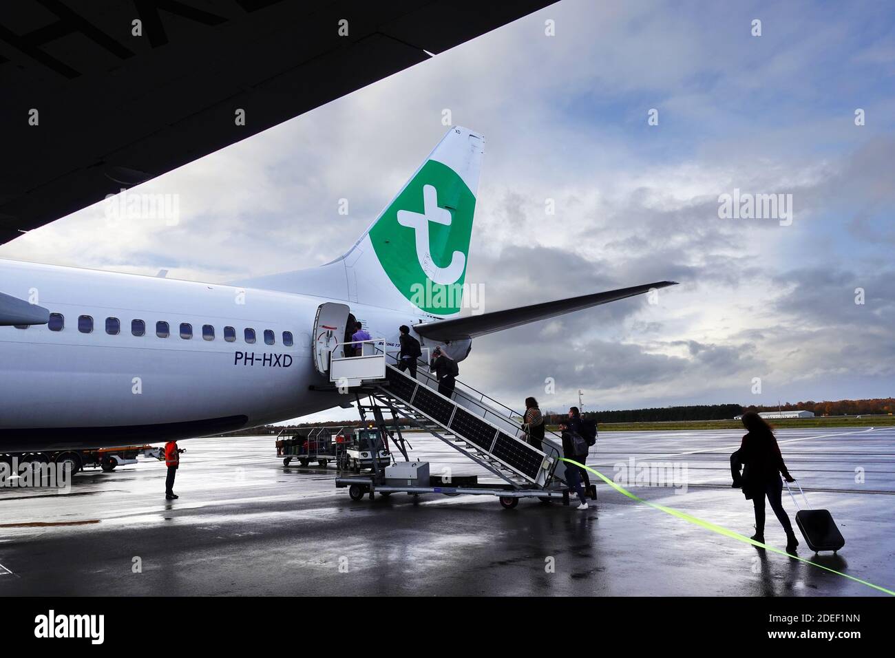 Passenergers salendo a bordo di un Transavia Boeing 737 all'aeroporto di Eindhoven Foto Stock