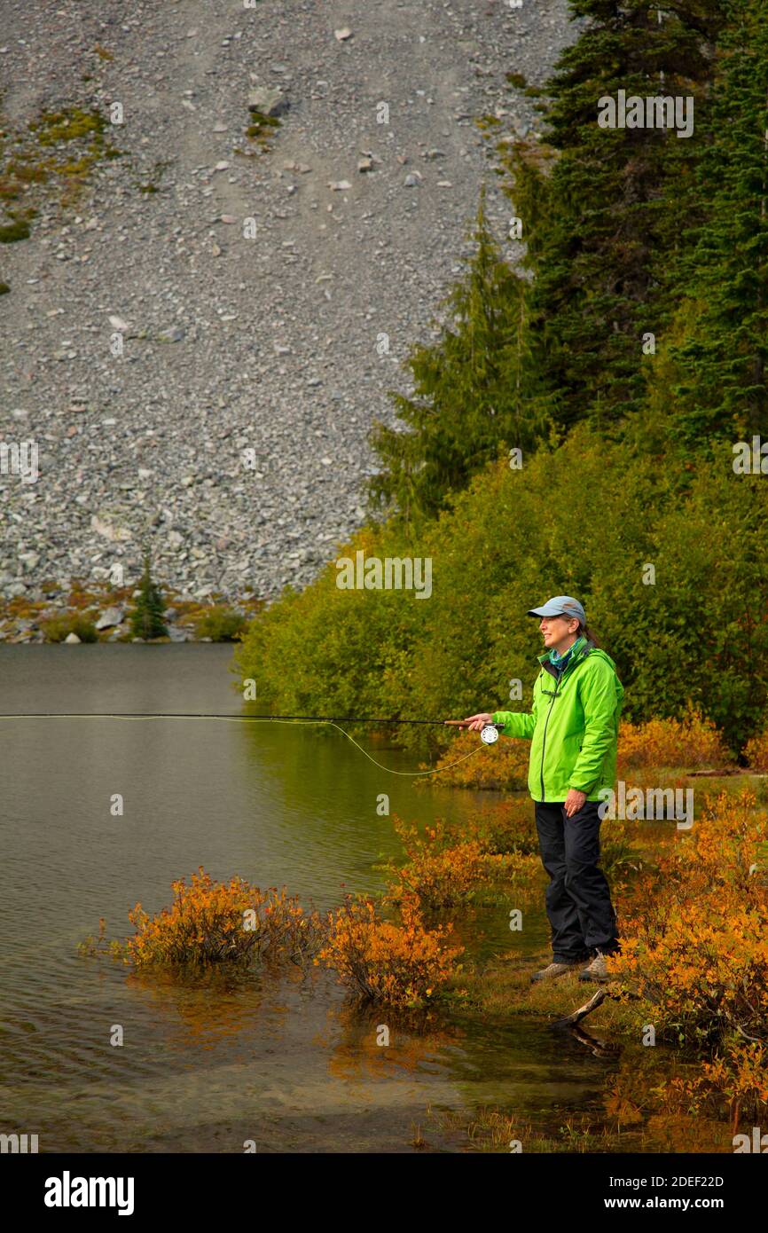 Pesca con la mosca Lago Louise, Mt Rainier National Park, Washington Foto Stock