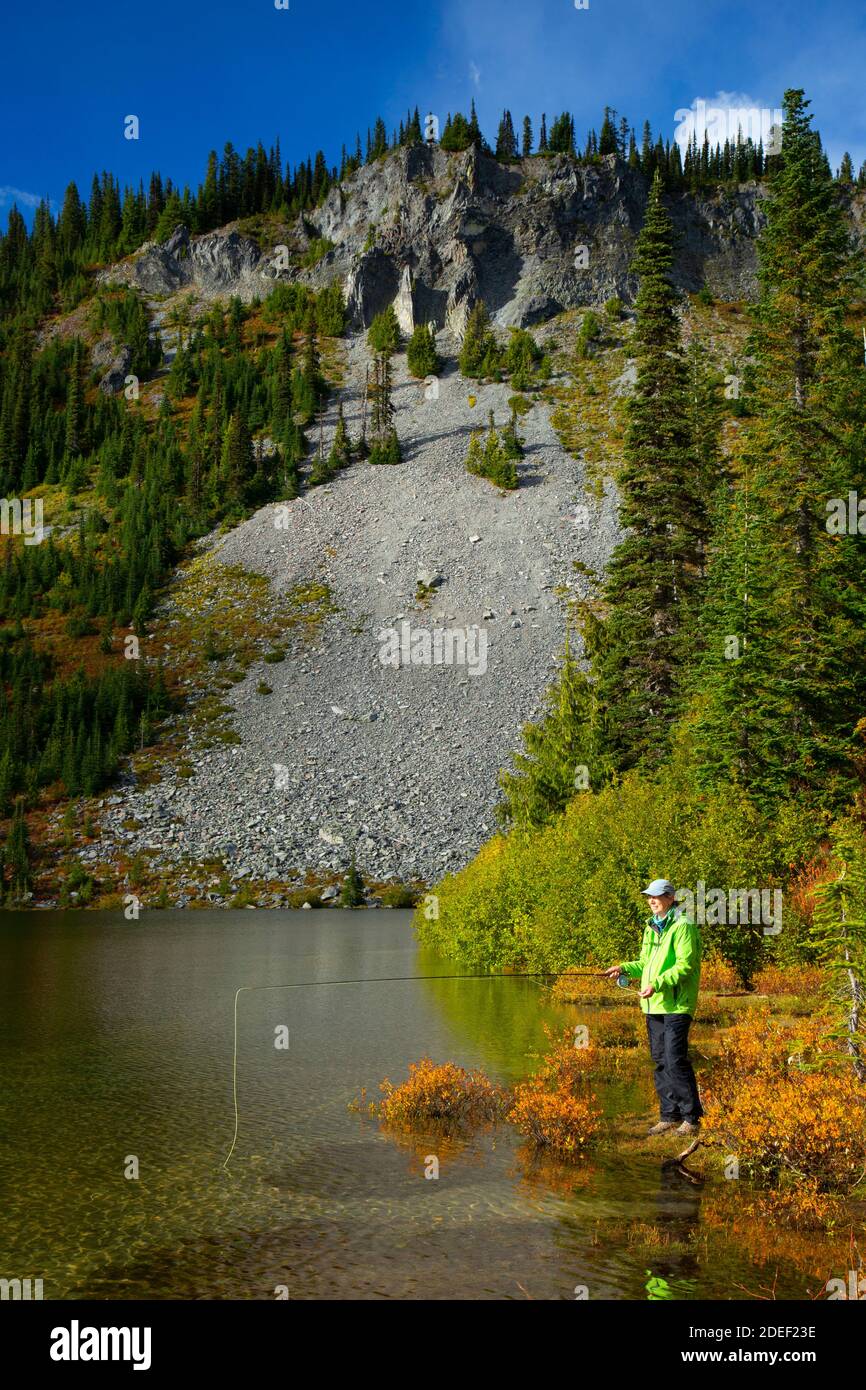 Pesca con la mosca Lago Louise, Mt Rainier National Park, Washington Foto Stock