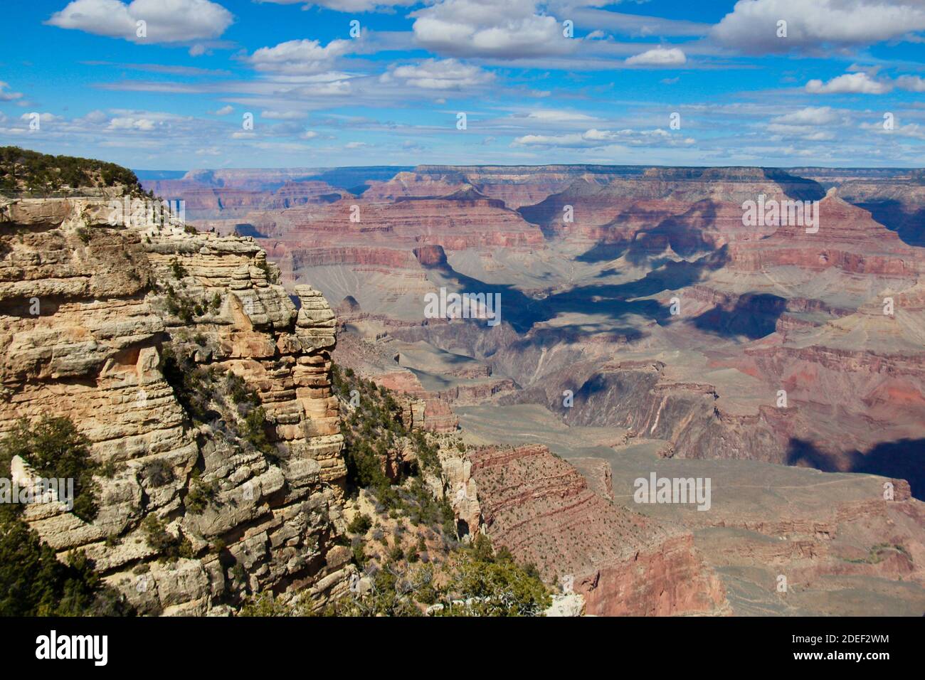 Vista a distanza sul Grand Canyon con cielo blu nuvoloso, Arizona, Stati Uniti Foto Stock