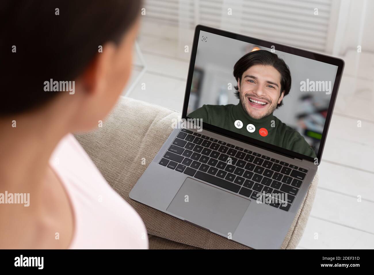 La moglie effettua la videochiamata sul laptop chiamando il marito a casa Foto Stock