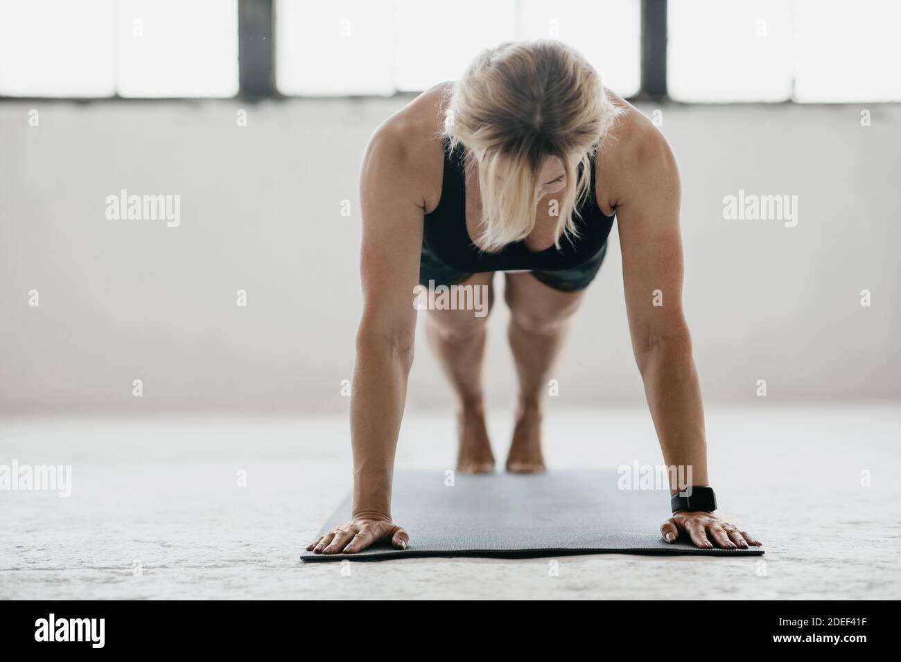 Allenatevi a casa o in palestra durante l'autoisolamento e il covid-19 blocco Foto Stock