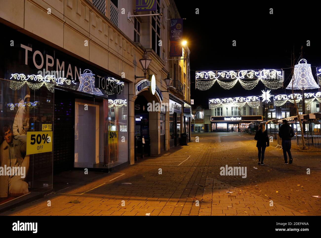 Loughborough, Leicestershire, Regno Unito. 30 novembre 2020. La gente passa davanti a un negozio Topman e Topshop dopo che l'Arcadia Group è entrato nell'amministrazione mettendo a rischio 13,000 posti di lavoro. Credit Darren Staples/Alamy Live News. Foto Stock