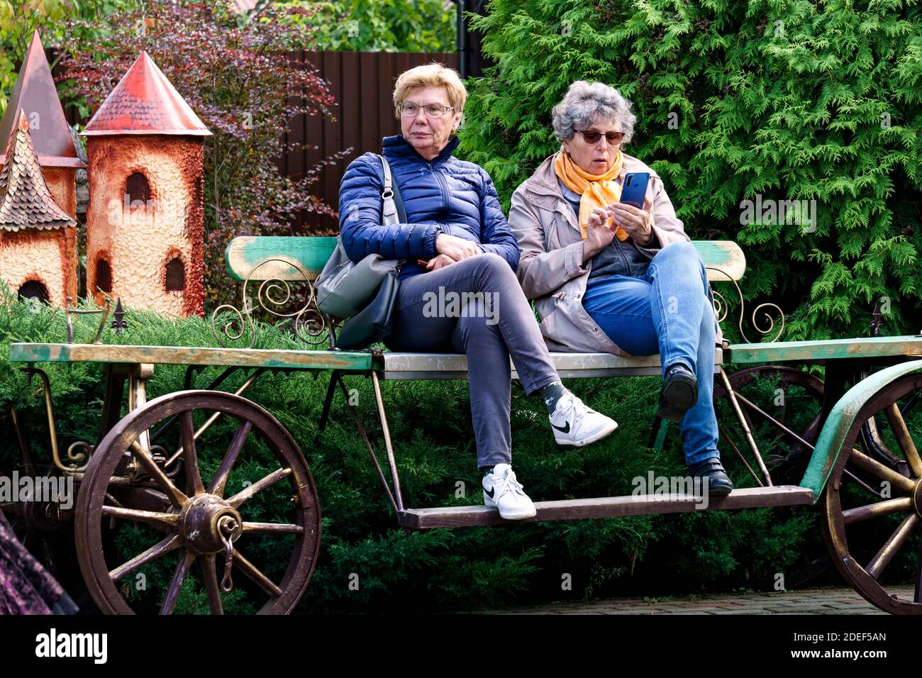 Due donne turisti stanno riposando su un cart.Puppet Museum, luglio 2020 a Preili, Lettonia Foto Stock