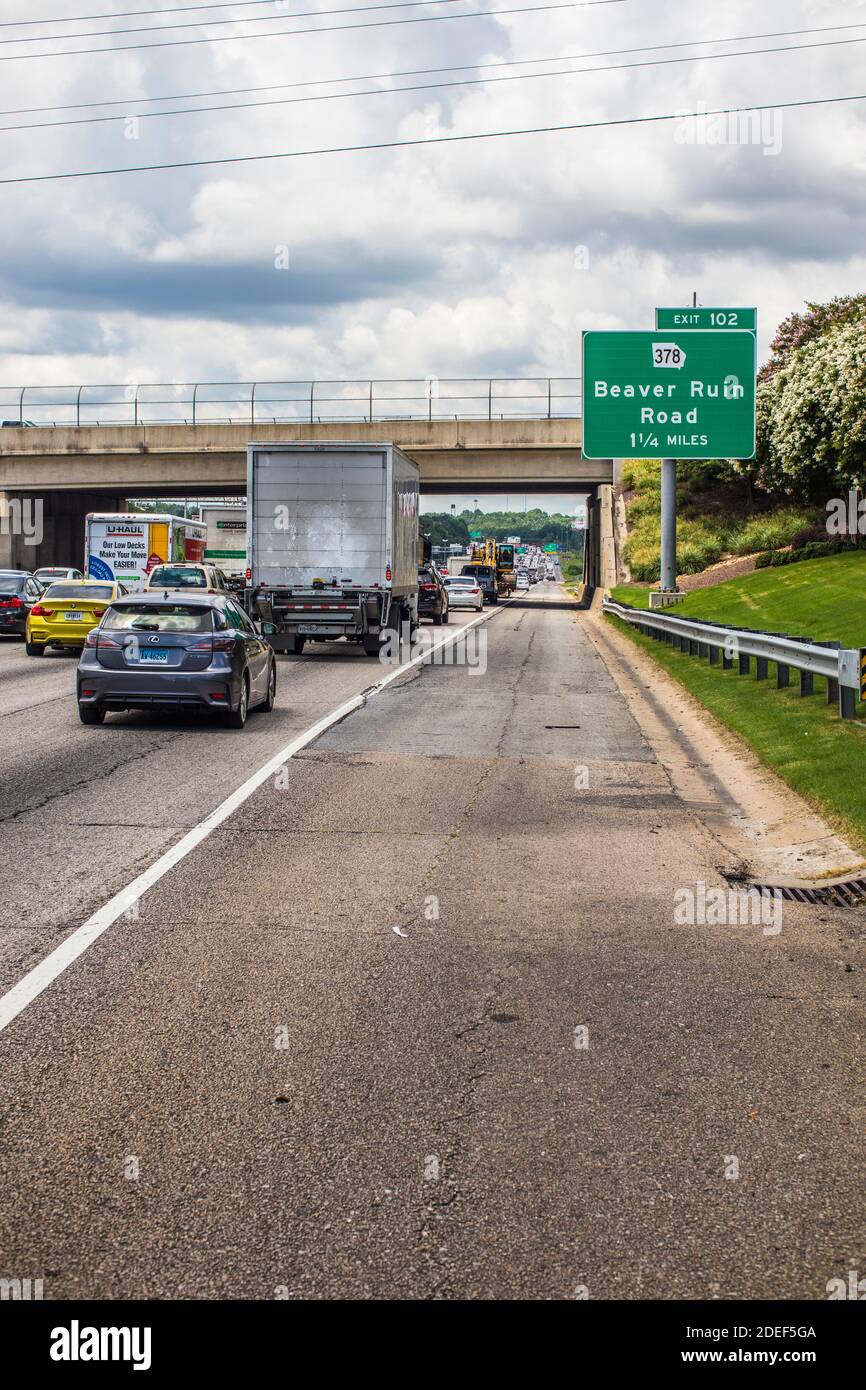 Gwinnett County, GA USA - 07 08 20: Traffico sull'interstate Foto Stock