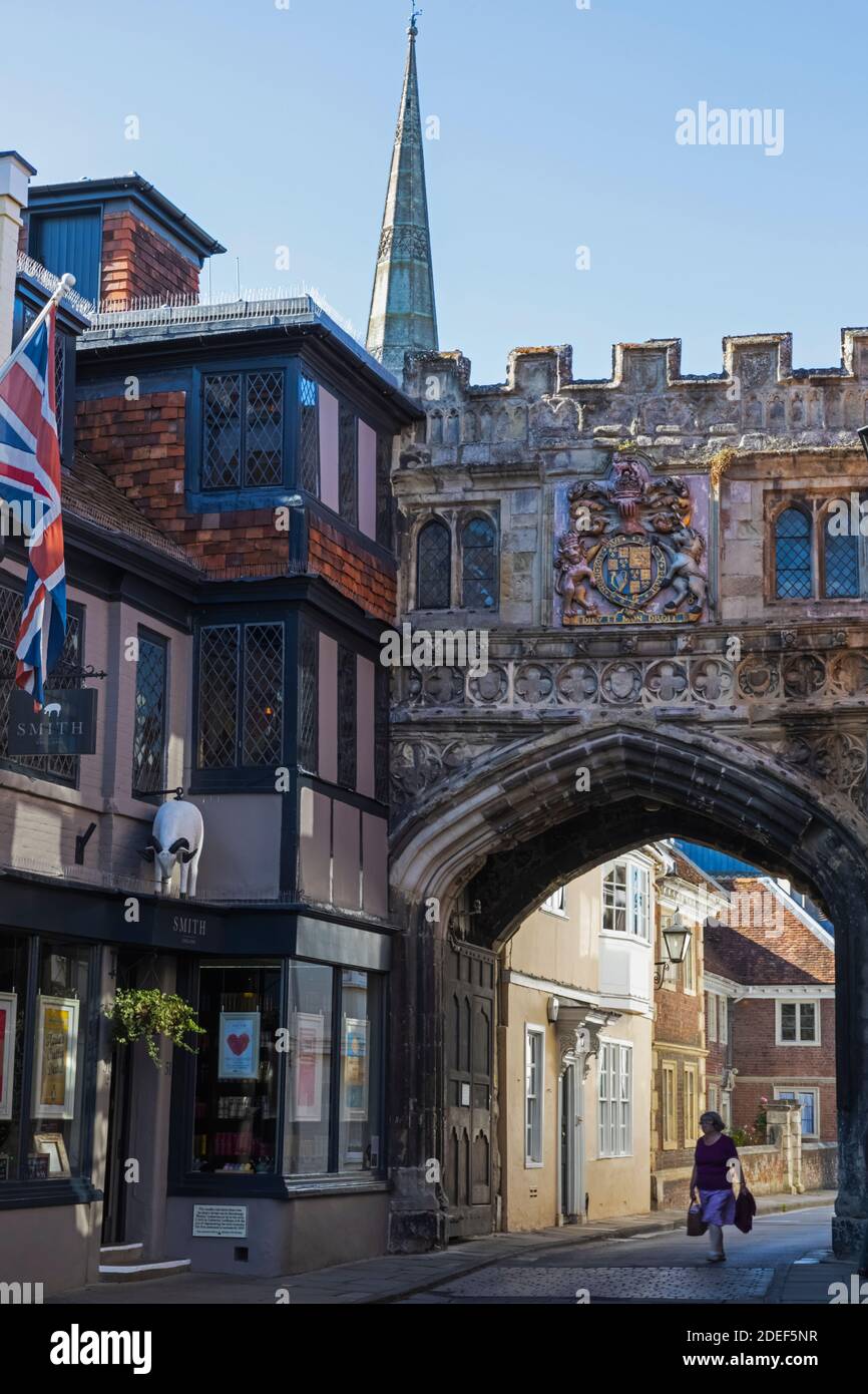 England, Wiltshire, Salisbury, Salisbury Cathedral Close, Entrance Gateway Foto Stock