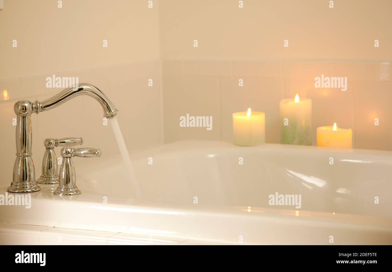 Vasca da bagno con candele Foto Stock