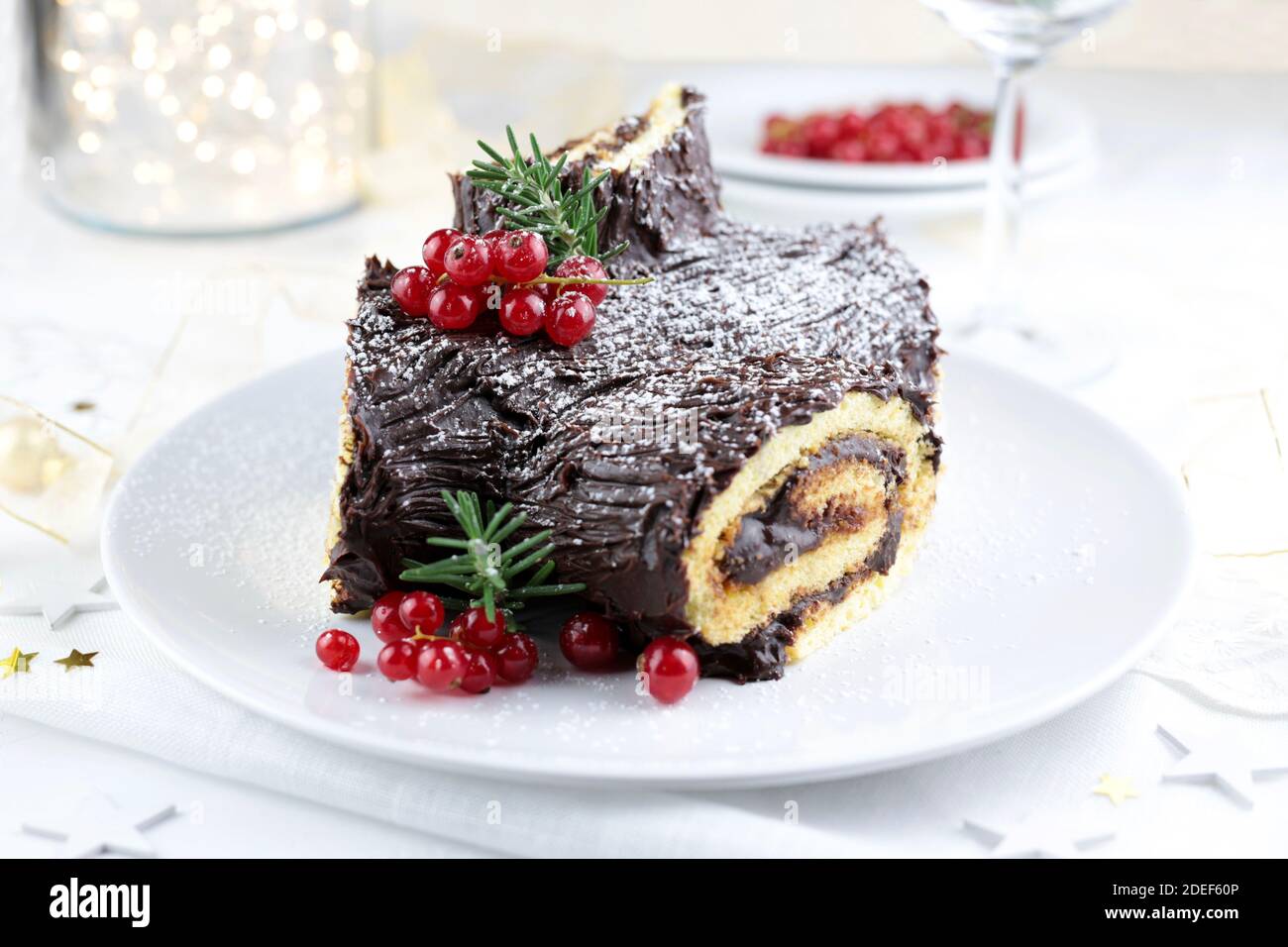 Cioccolato Natale Yule Log, Buche de Noel su sfondo bianco. Decorazioni  natalizie Foto stock - Alamy