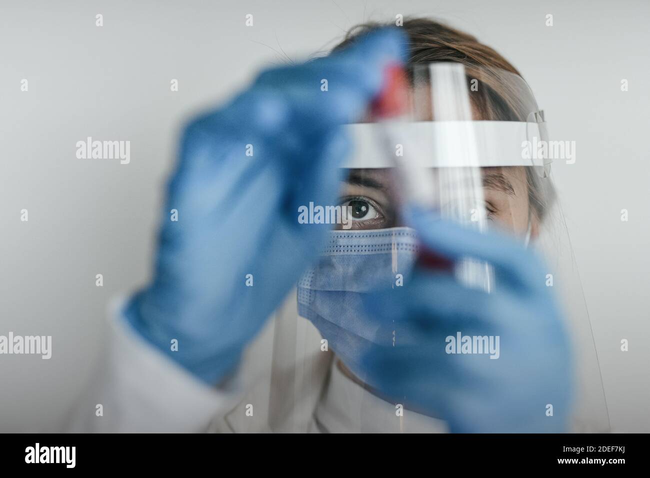 Donna dottore che indossa dispositivi di protezione in funzione - closeup occhi - concetto di salute del coronavirus Foto Stock