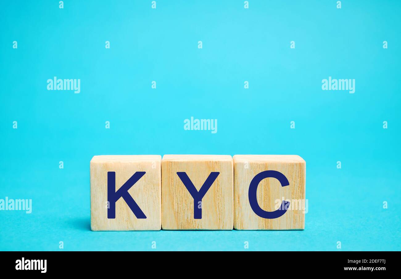 Blocchi di legno con la parola KYC - conoscere il cliente / cliente. Verificare l'identità, l'idoneità e i rischi connessi con il mantenimento di una relatio aziendale Foto Stock
