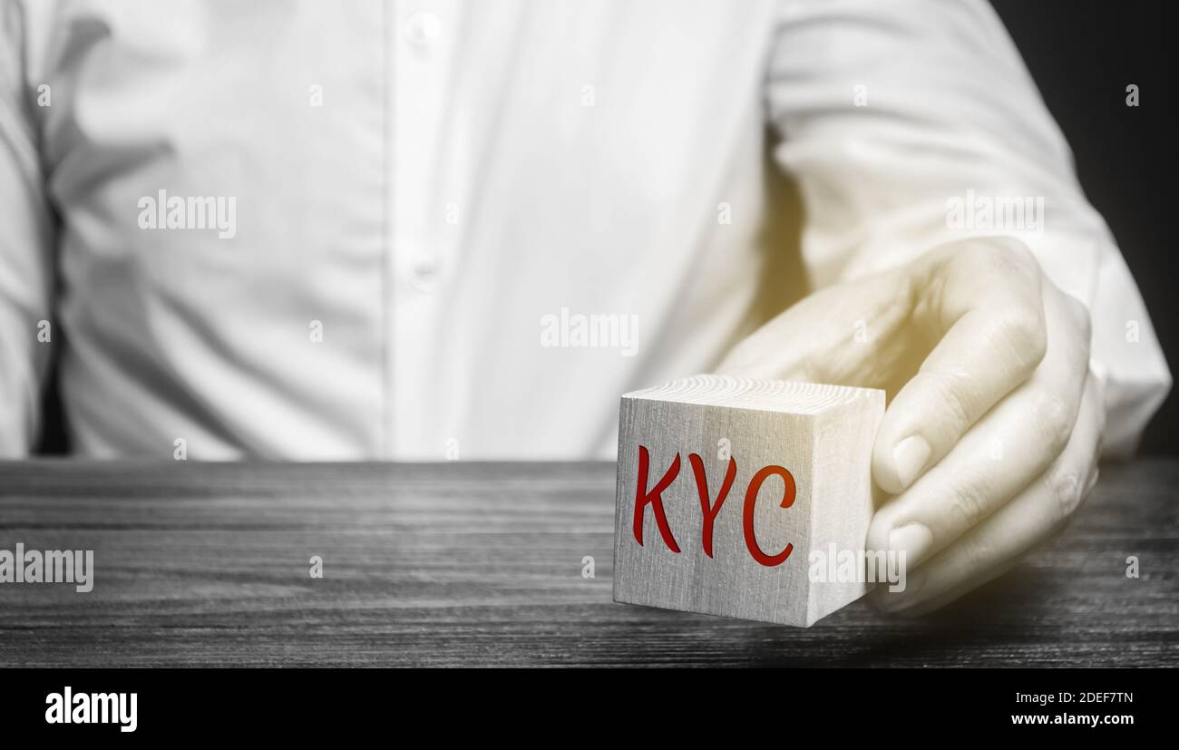 Blocco di legno con la parola KYC - conoscere il cliente / cliente. Verificare l'identità, l'idoneità e i rischi associati al mantenimento di una relazione commerciale Foto Stock