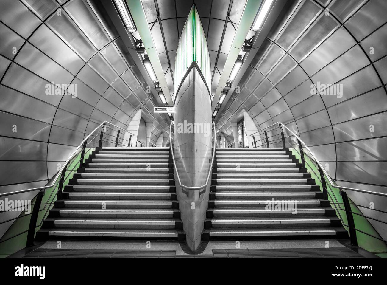 Atrio in acciaio inossidabile presso la stazione della metropolitana di Southwark progettato da MJP Architetti Foto Stock