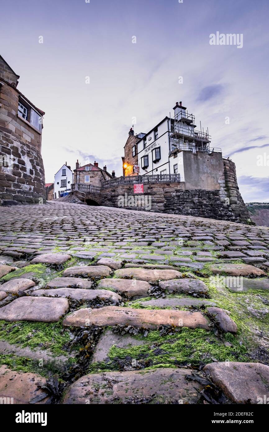 Lo scivolo di Robin Hoods Bay che porta fino al Bay Hotel Foto Stock