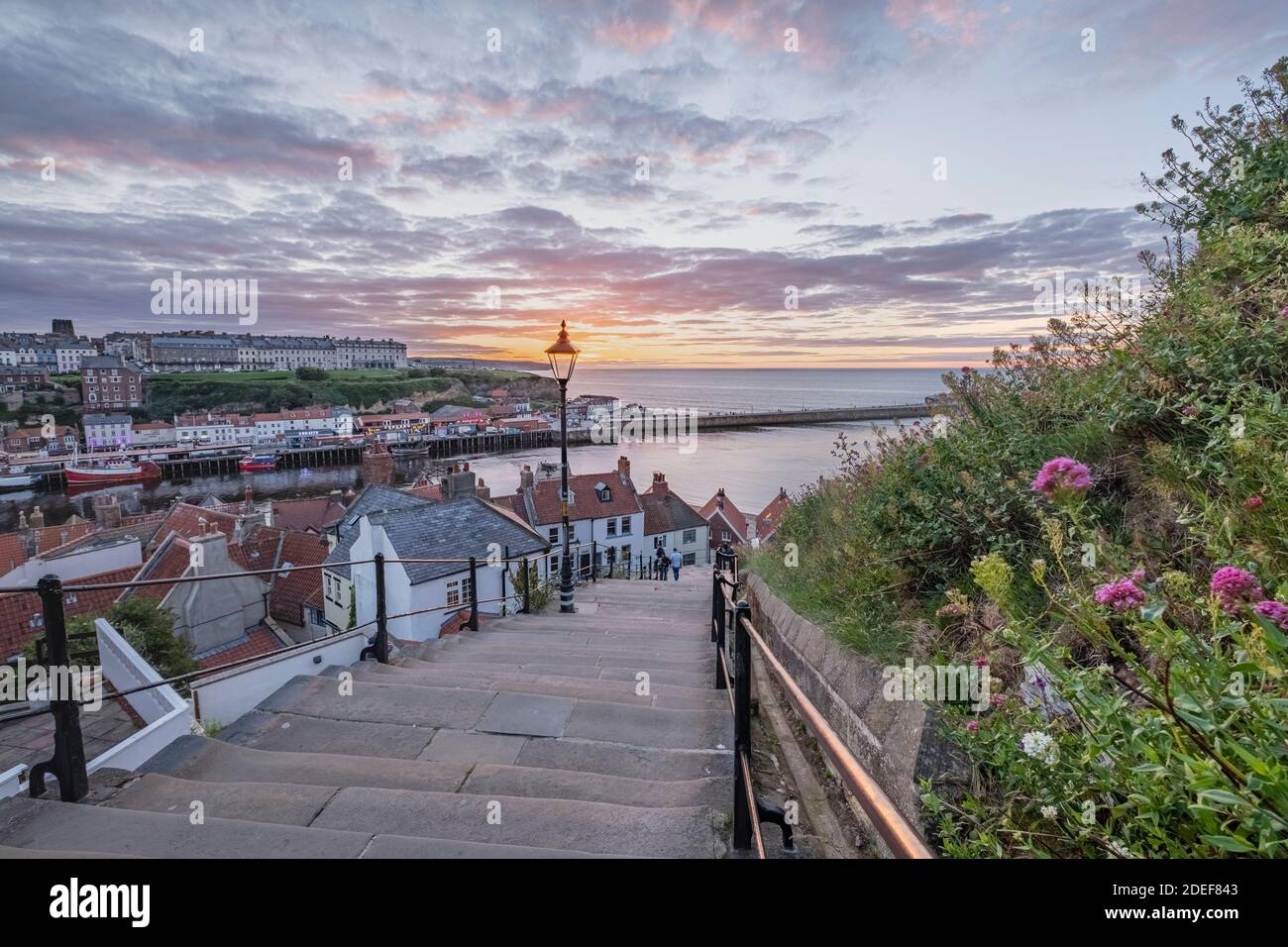 Il sole si stabilisce a Whitby, North Yorkshire, Regno Unito Foto Stock