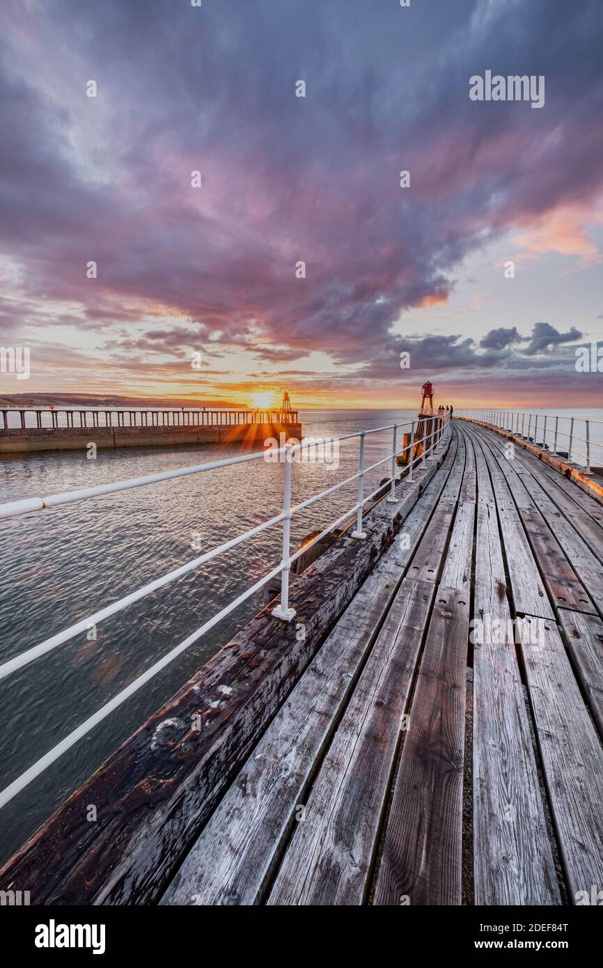 Vista sul molo ovest dal molo est aperto di recente, nel 2020, a Whitby, North Yorkshire Foto Stock