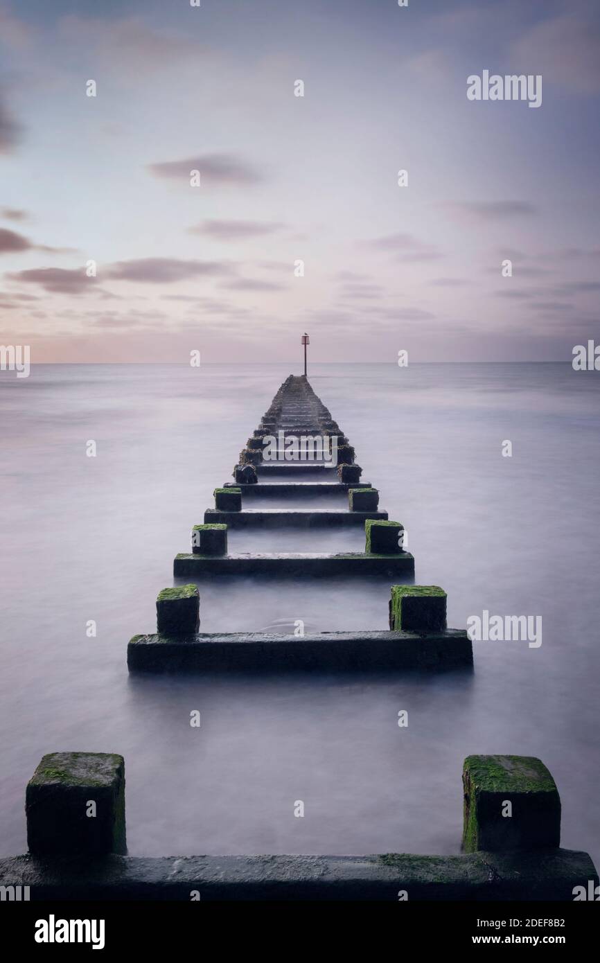 Groynes sulla spiaggia nord a Bridlington, East Riding o Yorkshire Foto Stock