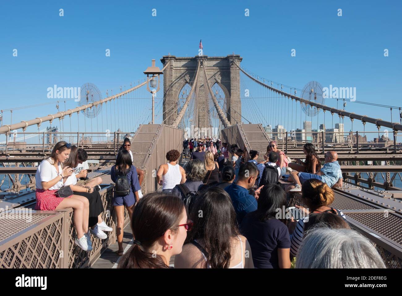 Folle di turisti sul ponte di Brooklyn Foto Stock