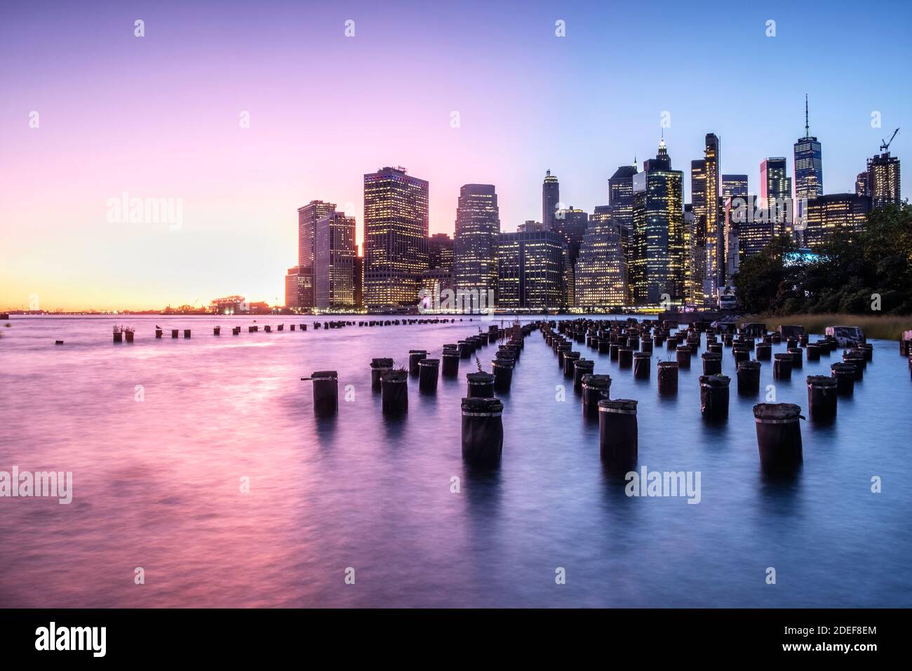 Vista dello skyline di New York dall'Old Pier 1 di Brooklyn Foto Stock