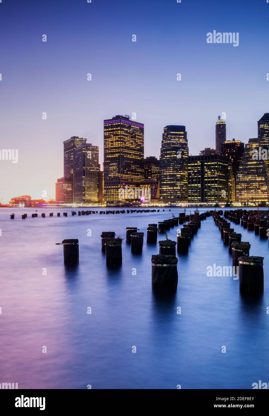 Vista dello skyline di New York dall'Old Pier 1 di Brooklyn Foto Stock