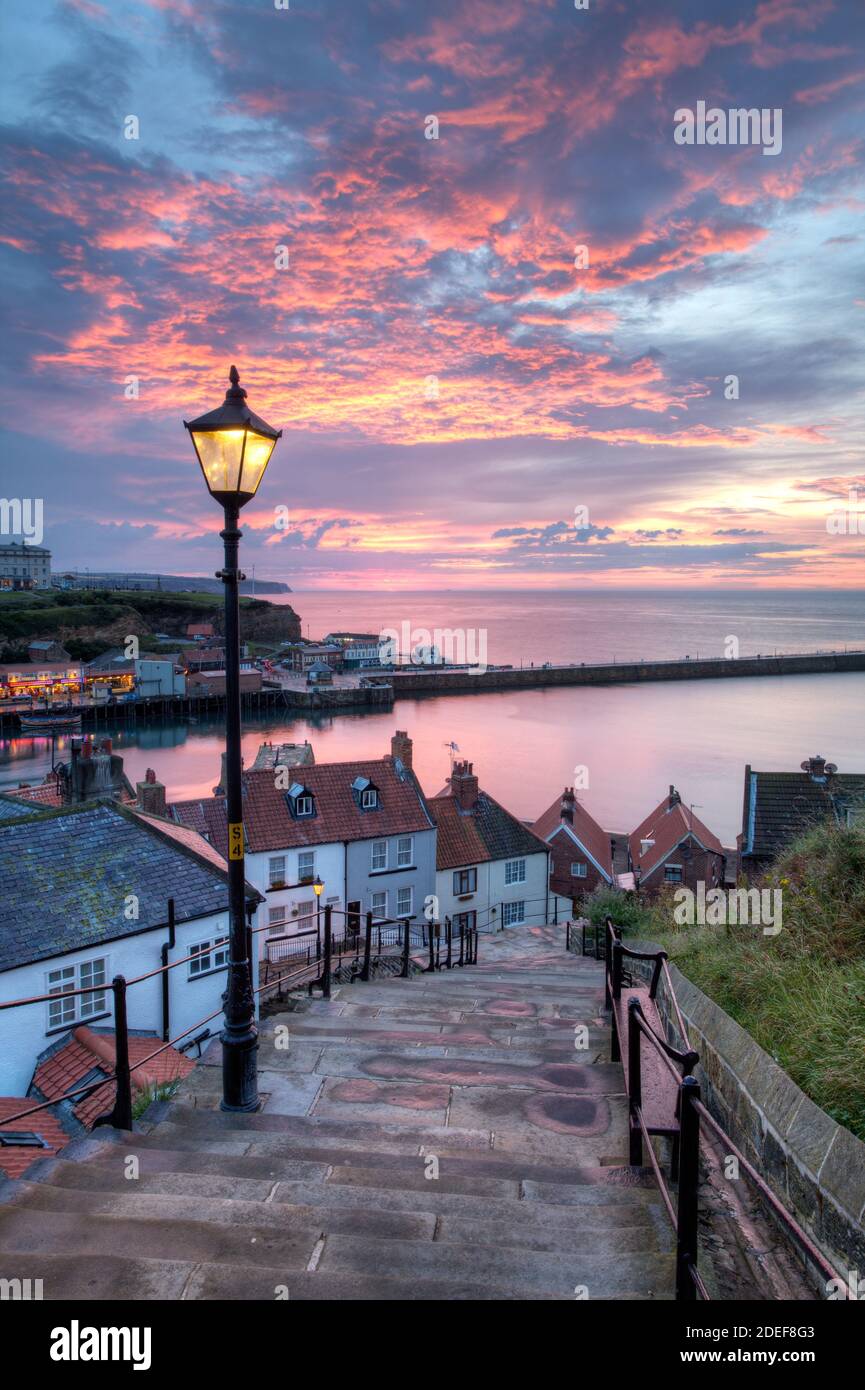 Il tramonto su Whitby nel North Yorkshire Foto Stock