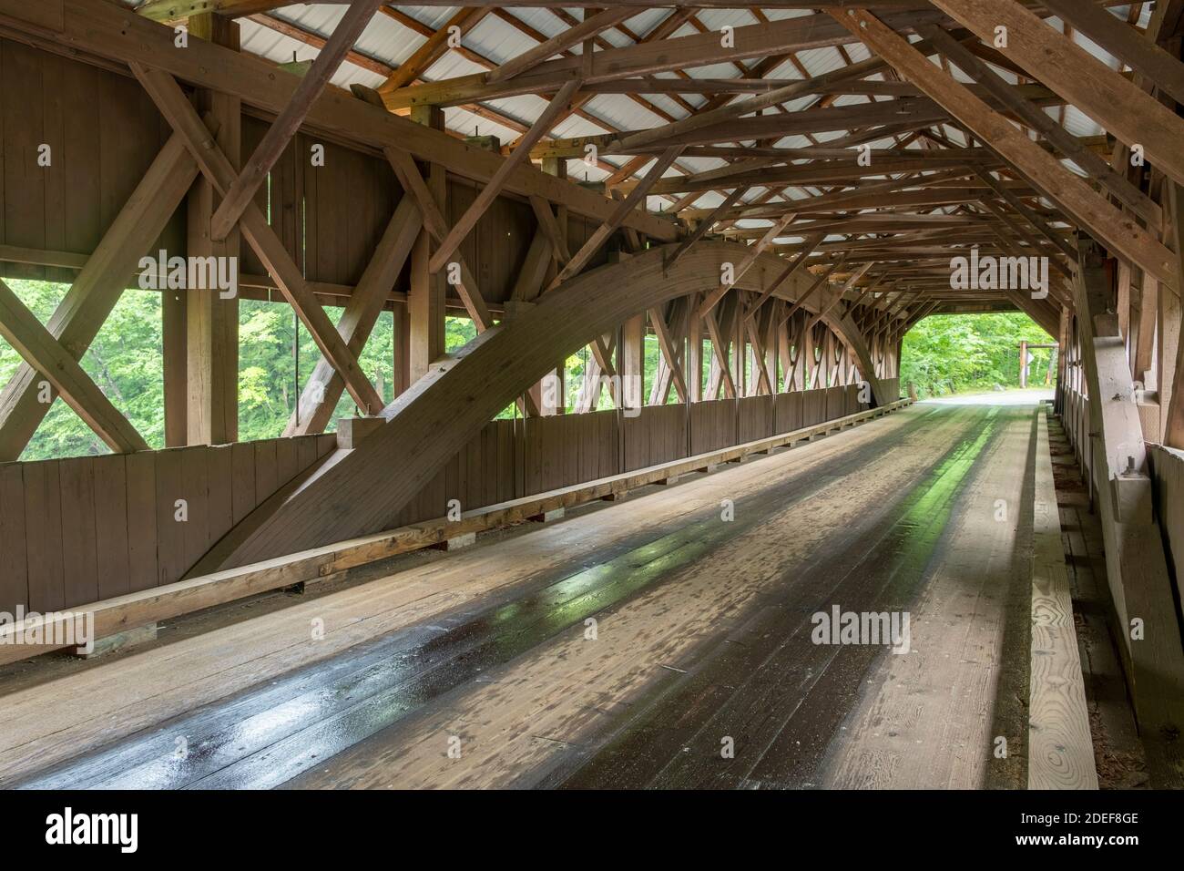 All'interno di Albany ponte coperto, fiume Swift, White Mountains, NH Foto Stock