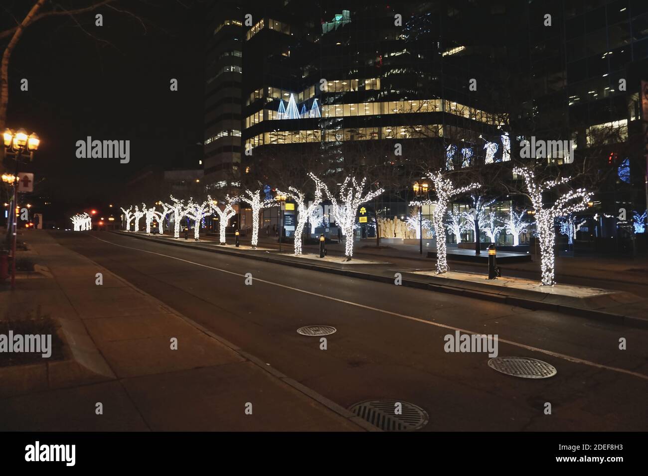 Montreal, QC / Canada - 9 dicembre 2017: McGill College Avenue con luci di Natale Foto Stock