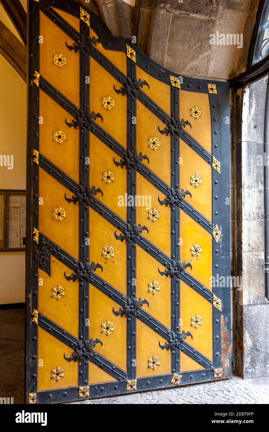 Porta ornata all'ingresso di Rathaus, al largo di Marienplatz, Monaco, Baviera, Germania Foto Stock