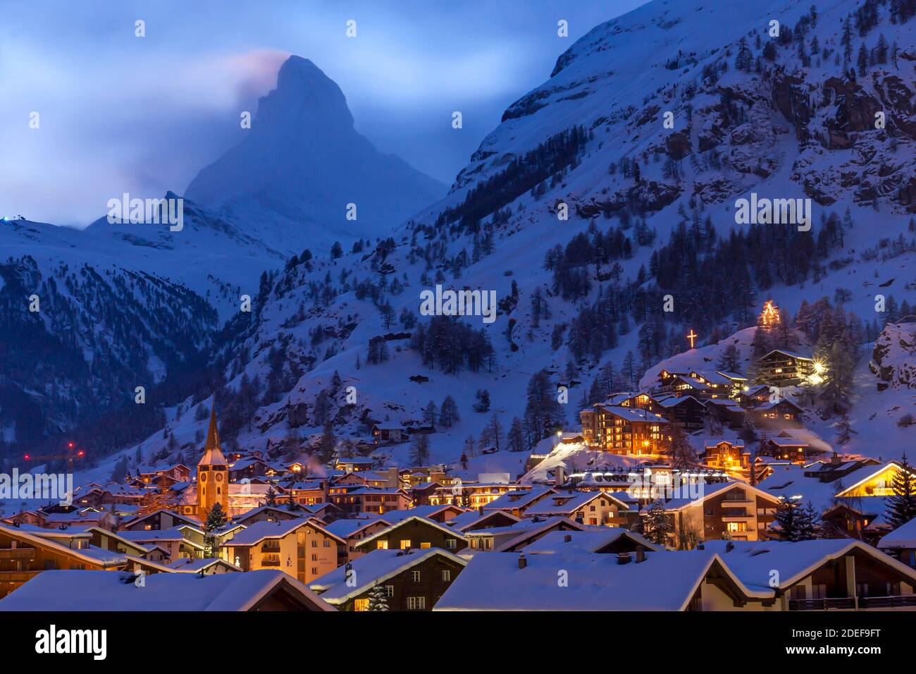 Twilight oltre il Cervino e il comune di Zermatt, Vallese, Svizzera Foto Stock