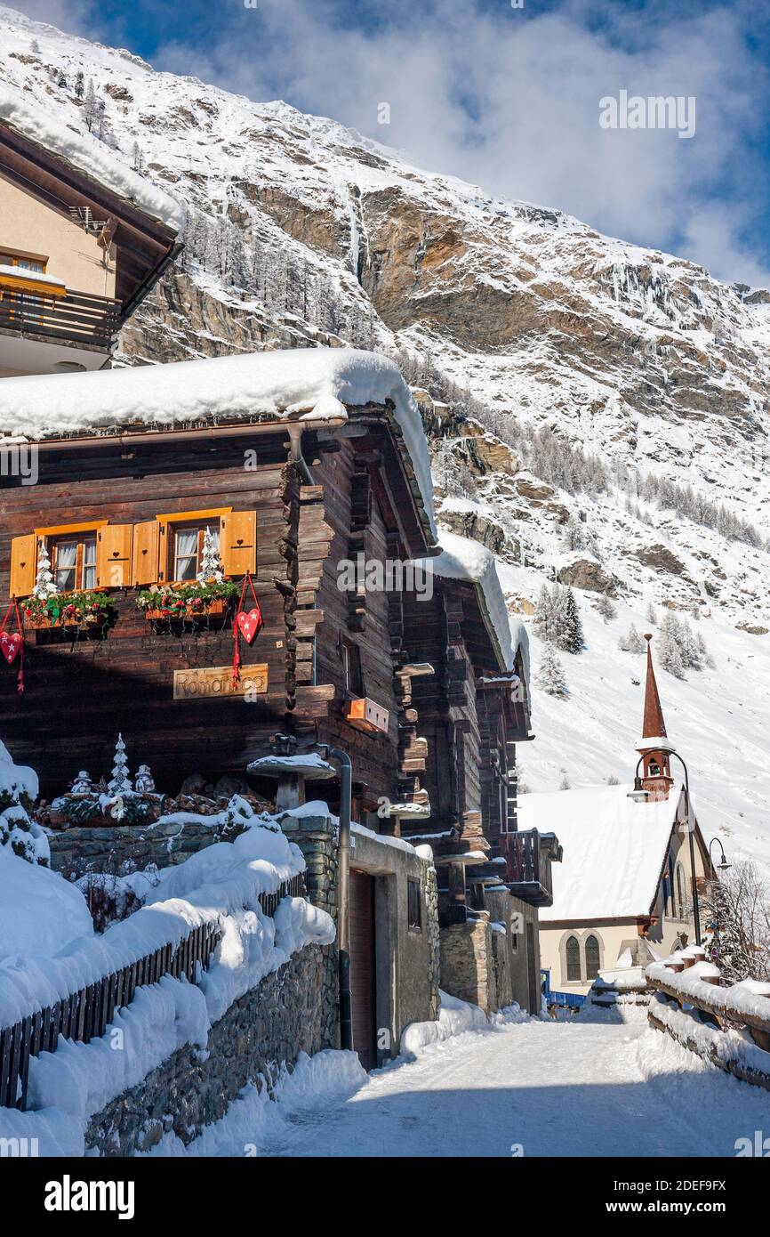 Strada innevata a Zermatt, Vallese, Svizzera Foto Stock