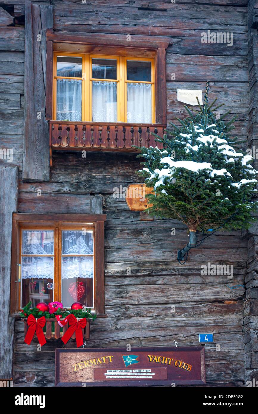 Decorazioni natalizie in casa a Zermatt, Vallese, Svizzera Foto Stock
