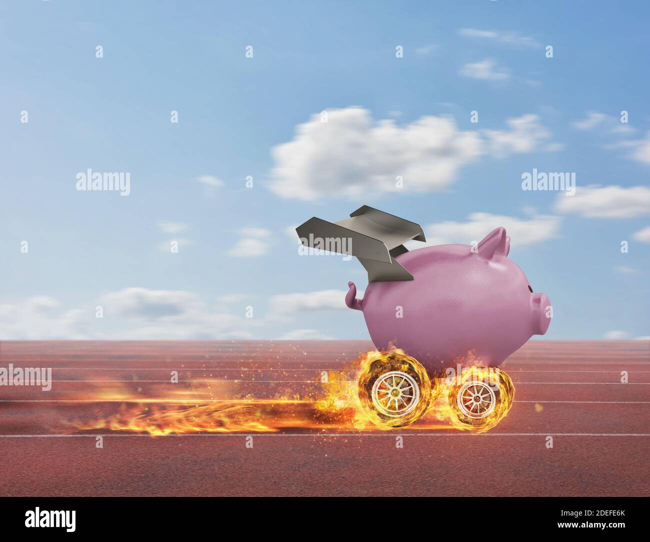 Un banco di piggy con ruota come un'auto corre velocemente in pista. Concetto di rapido increse di denaro. Foto Stock