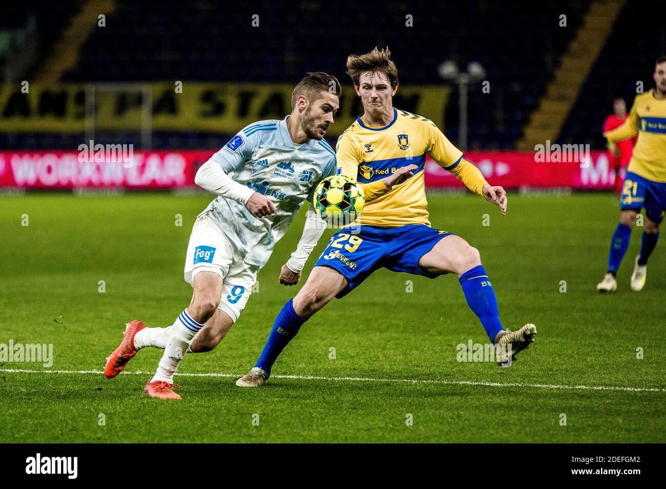 Brondby, Danimarca. 30 novembre 2020. Peter Bjur (29) di Broendby IF e Lasse Fosgaard (9) di Lyngby visto durante la partita 3F Superliga tra Broendby IF e Lyngby Boldklub al Brondby Stadium. (Photo Credit: Gonzales Photo/Alamy Live News Foto Stock