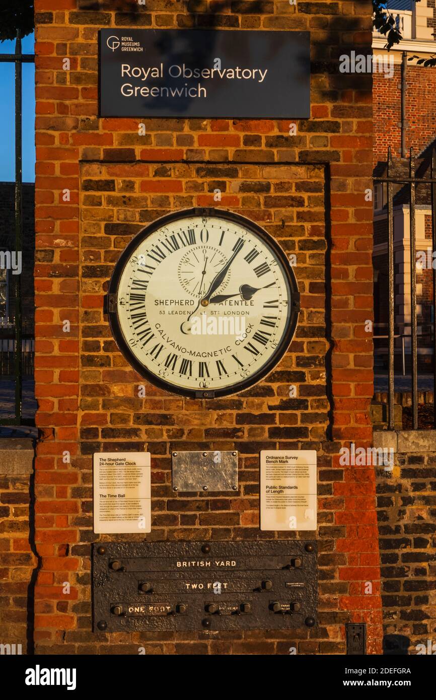 Inghilterra, Londra, Greenwich, Royal Observatory, The Shepherd Gate Clock, aperto 24 ore su 24 Foto Stock
