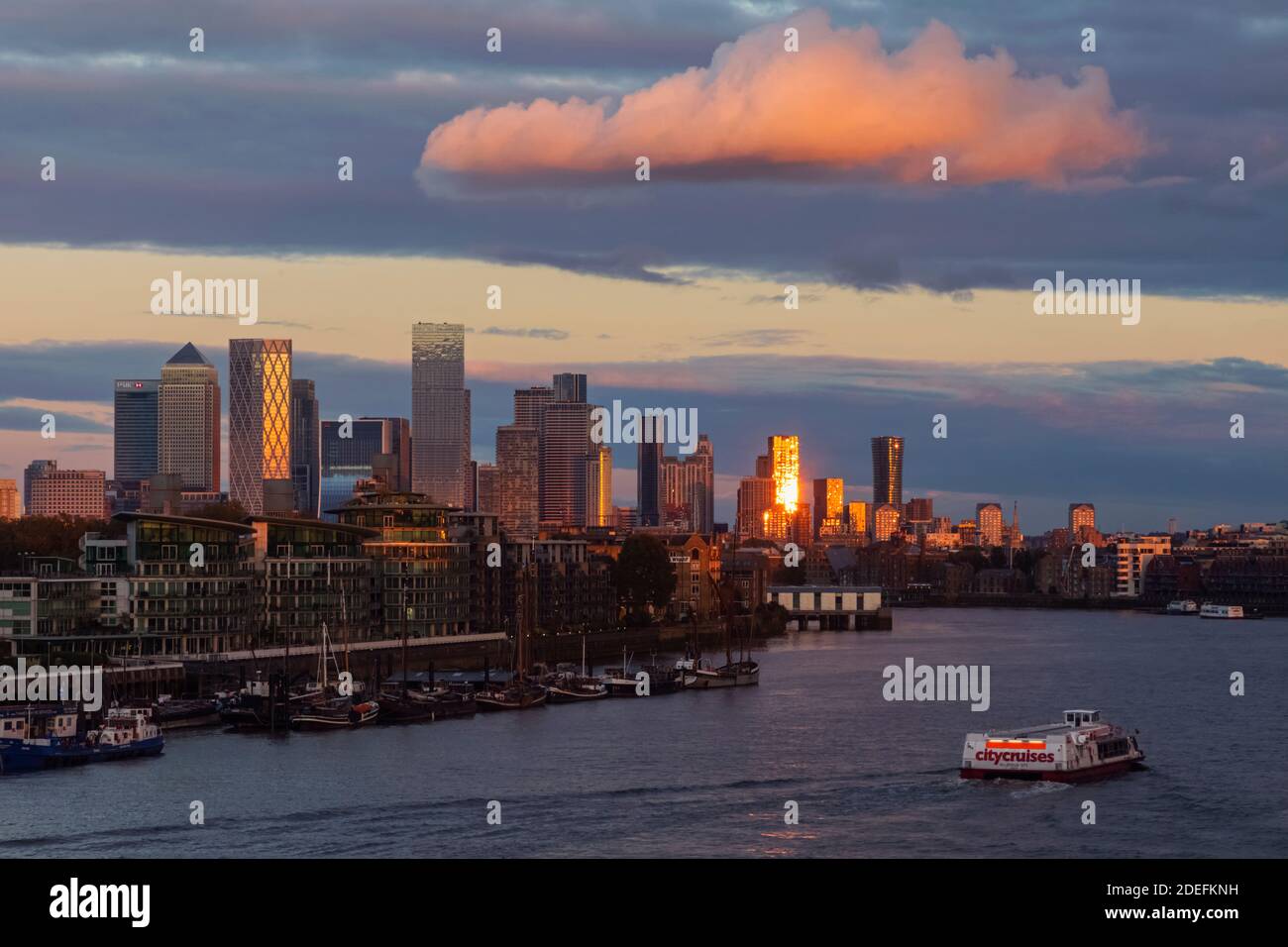 Inghilterra, Londra, Docklands e Canary Wharf Skyline e il fiume Tamigi Foto Stock