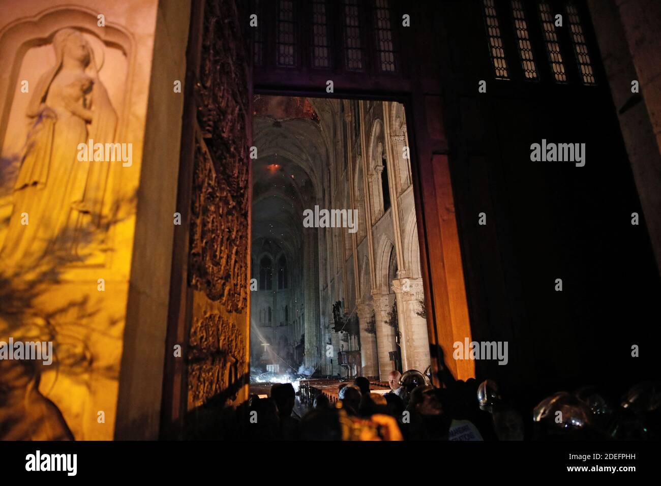 Vista generale dall'ingresso mostra fumo che si alza intorno all'alter di fronte alla croce all'interno della Cattedrale di Notre Dame, mentre un incendio continua a bruciare a Parigi, Francia, 16 aprile 2019. Foto di Philippe Wojazer/piscina/ABACAPRESS.COM Foto Stock