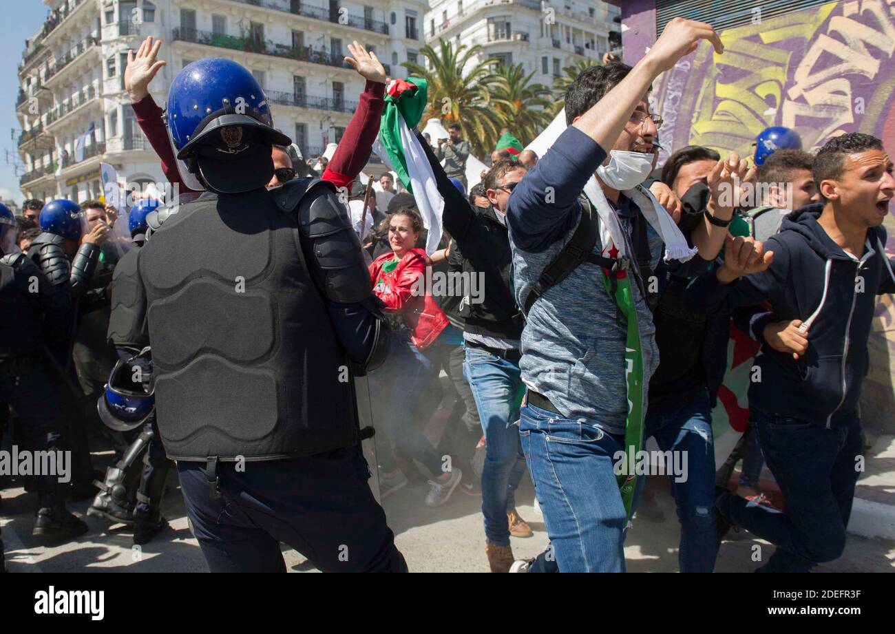 Gli algerini partecipano ad una manifestazione per la partenza del regime algerino, Algeri, Algeria, il 16 aprile 2019. Il capo dell'esercito algerino GAID Salah ha dichiarato il 16 aprile che tutte le opzioni sono in discussione per porre fine alla crisi politica nella contea, mentre continuano le proteste in Algeria che chiedono un cambiamento radicale del sistema. Foto di Louiza Ammi/ABACAPRESS.COM Foto Stock