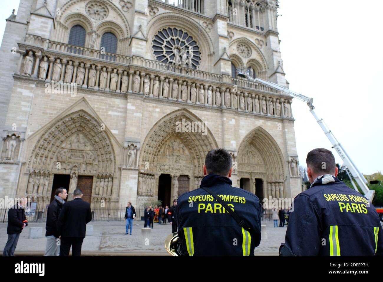 Vigili del fuoco fuori Notre-Dame-de Paris il 16 aprile 2019 a Parigi, dopo un incendio che devastò la cattedrale. Un incendio che infuria attraverso la Cattedrale di Notre-Dame nel centro di Parigi si è spento, il servizio antincendio della città ha annunciato il 16 aprile, circa 15 ore dopo la sua prima rottura. La bizzarro ha portato a terra la sua torreggiante guglia e il tetto che si schiantano, eliminando secoli di inestimabile patrimonio centrale della cultura e della storia francese. Foto in piscina/ABACAPRESS.COM Foto Stock