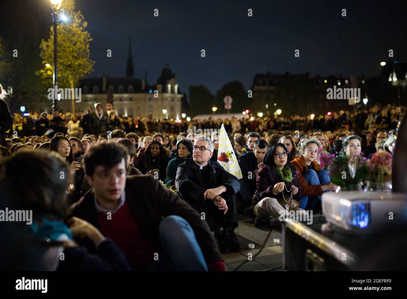 La gente che prega con le candele e un rosario sul posto saint michel di fronte ad una statua della Vergine Maria durante una serata di preghiera e canzoni organizzate dalla comunità cattolica il giorno dopo la Cattedrale di Notre Dame brillare con una marcia organizzata dalla chiesa di Saint-Sulpice a Saint Michel e infine Accanto alla Cattedrale di Notre Dame a Parigi all'inizio del 16 aprile il giorno dopo l'inizio del fuoco, 2019. Un enorme incendio che devastò la cattedrale di Notre-Dame è "sotto controllo", ha detto la brigata di Parigi all'inizio del 16 aprile, dopo che i vigili del fuoco passarono ore a combattere le fiamme. Foto di Raphael Lafargue/ABACAPRESS. Foto Stock