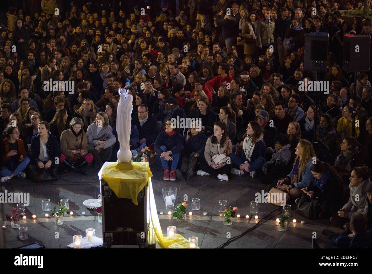 La gente che prega con le candele sul posto saint michel di fronte ad una statua della Vergine Maria durante una serata di preghiera e canzoni organizzate dalla comunità cattolica il giorno dopo Notre Dame brillare con una marcia organizzata dalla chiesa di Saint-Sulpice a Saint Michel e infine accanto a Notre Cattedrale di Dame a Parigi all'inizio del 16 aprile il giorno dopo l'inizio del fuoco, 2019. Un enorme incendio che devastò la cattedrale di Notre-Dame è "sotto controllo", ha detto la brigata di Parigi all'inizio del 16 aprile, dopo che i vigili del fuoco passarono ore a combattere le fiamme. Foto di Raphael Lafargue/ABACAPRESS.COM Foto Stock