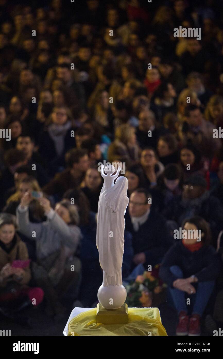 La gente che prega con le candele sul posto saint michel di fronte ad una statua della Vergine Maria durante una serata di preghiera e canzoni organizzate dalla comunità cattolica il giorno dopo Notre Dame brillare con una marcia organizzata dalla chiesa di Saint-Sulpice a Saint Michel e infine accanto a Notre Cattedrale di Dame a Parigi all'inizio del 16 aprile il giorno dopo l'inizio del fuoco, 2019. Un enorme incendio che devastò la cattedrale di Notre-Dame è "sotto controllo", ha detto la brigata di Parigi all'inizio del 16 aprile, dopo che i vigili del fuoco passarono ore a combattere le fiamme. Foto di Raphael Lafargue/ABACAPRESS.COM Foto Stock