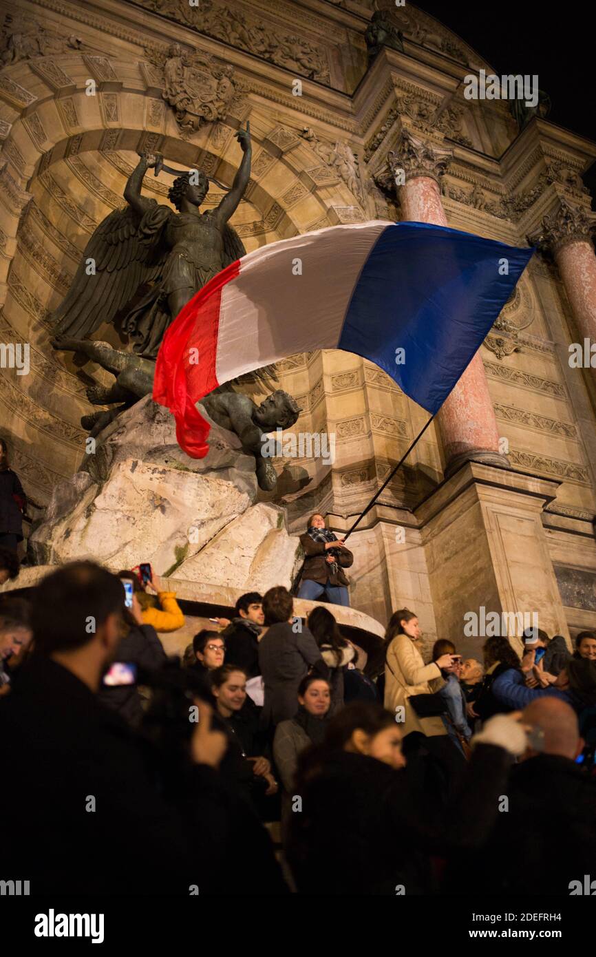 Persone che tengono un francese in Place saint michel dietro una statua della Vergine Maria durante una serata di preghiera e canzoni organizzate dalla comunità cattolica il giorno dopo la Cattedrale di Notre Dame brillare con una marcia organizzata dalla chiesa di Saint-Sulpice a Saint Michel e infine accanto a Notre Dame Cattedrale di Parigi all'inizio del 16 aprile il giorno dopo l'inizio del fuoco, 2019. Un enorme incendio che devastò la cattedrale di Notre-Dame è "sotto controllo", ha detto la brigata di Parigi all'inizio del 16 aprile, dopo che i vigili del fuoco passarono ore a combattere le fiamme. Foto di Raphael Lafargue/ABACAPRESS.COM Foto Stock