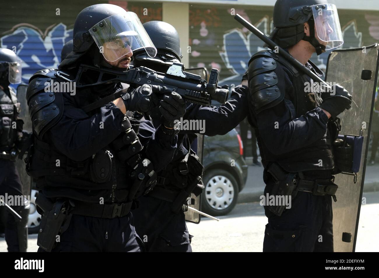 La polizia francese riota armata con LBD 40, Flash-Ball (pistole di gomma non letali) che ha rivolto ai dimostranti durante la manifestazione 'Act XXIII' la 23a protesta nazionale consecutiva contro la politica di Emmanuel Macron e il suo stile di governo top-down, alto costo della vita, riforme fiscali del governo e per una maggiore "giustizia sociale ed economica". I manifestanti hanno colpito le strade della città francese, segnando quattro mesi di proteste per la gilet gialla come un sondaggio suggerisce ora che la maggior parte del paese vuole che si fermano. Parigi, Francia, 20 aprile 2019. Foto di Alfred Yaghobzadeh/ABACAPRESS.COM Foto Stock