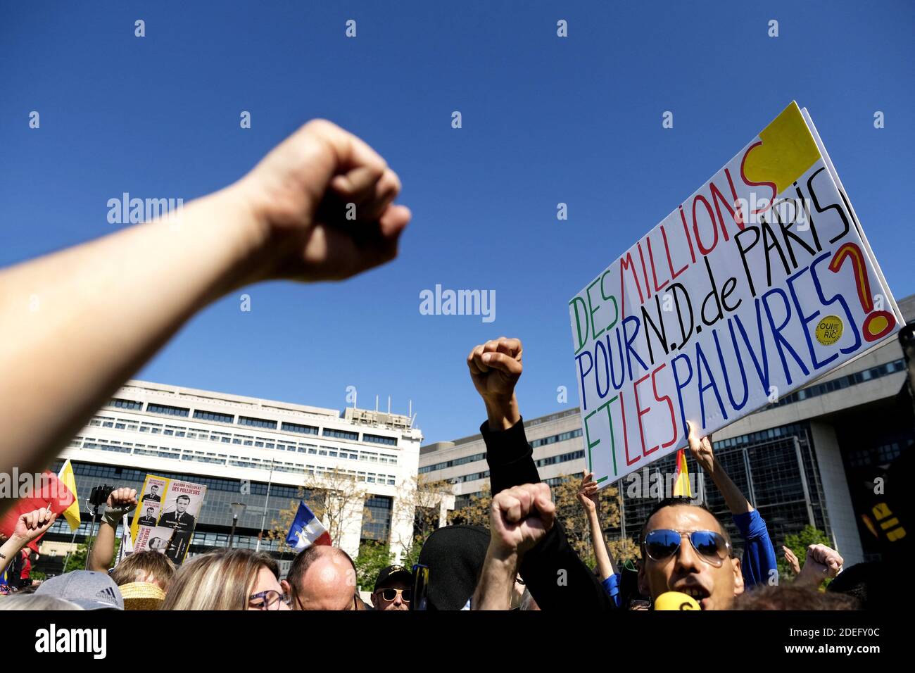 I giubbotti gialli francesi (Gilets jaunes) protestano durante la manifestazione 'Act XXIII' la 23a protesta nazionale consecutiva contro la politica di Emmanuel Macron e il suo stile top-down di governo, costo elevato della vita, riforme fiscali del governo e per una maggiore 'giustizia sociale ed economica'. I manifestanti hanno colpito le strade della città francese, segnando quattro mesi di proteste per la gilet gialla come un sondaggio suggerisce ora che la maggior parte del paese vuole che si fermano. Parigi, Francia, 20 aprile 2019. Foto di Alfred Yaghobzadeh/ABACAPRESS.COM Foto Stock