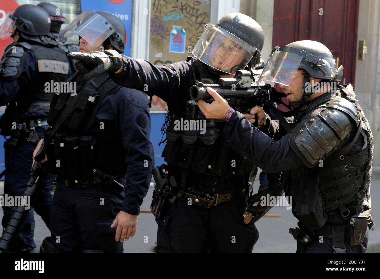 La polizia francese riota armata con LBD 40, Flash-Ball (pistole di gomma non letali) che ha rivolto ai dimostranti durante la manifestazione 'Act XXIII' la 23a protesta nazionale consecutiva contro la politica di Emmanuel Macron e il suo stile di governo top-down, alto costo della vita, riforme fiscali del governo e per una maggiore "giustizia sociale ed economica". I manifestanti hanno colpito le strade della città francese, segnando quattro mesi di proteste per la gilet gialla come un sondaggio suggerisce ora che la maggior parte del paese vuole che si fermano. Parigi, Francia, 20 aprile 2019. Foto di Alfred Yaghobzadeh/ABACAPRESS.COM Foto Stock