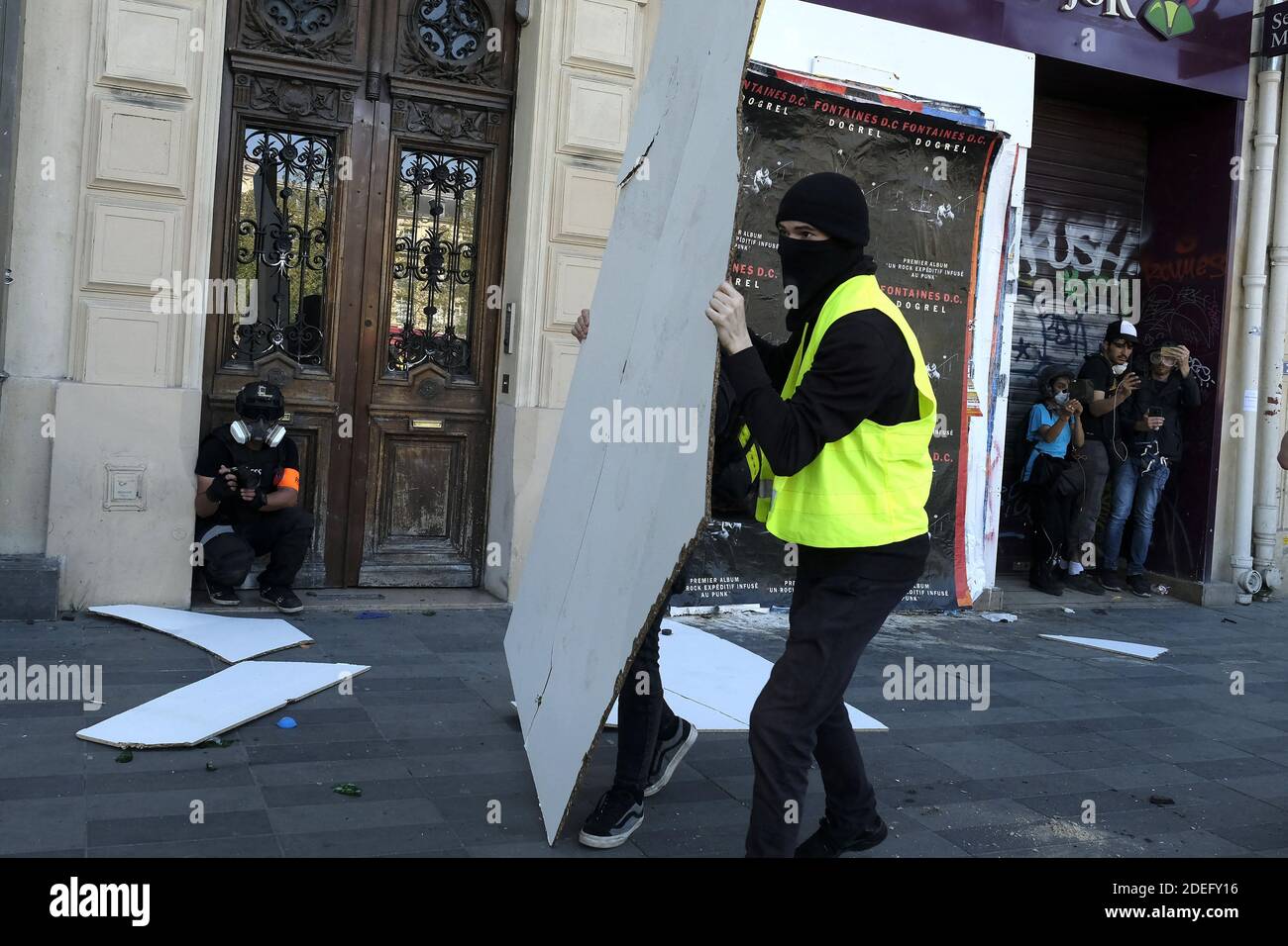 I manifestanti di giubbotti gialli francesi (Gilets jaunes) si scontrano con la polizia francese durante la manifestazione "Act XXIII" la 23a protesta nazionale consecutiva contro la politica di Emmanuel Macron e il suo stile top-down di governo, costo elevato della vita, riforme fiscali del governo e per una maggiore "giustizia sociale ed economica". I manifestanti hanno colpito le strade della città francese, segnando quattro mesi di proteste per la gilet gialla come un sondaggio suggerisce ora che la maggior parte del paese vuole che si fermano. Parigi, Francia, 20 aprile 2019. Foto di Alfred Yaghobzadeh/ABACAPRESS.COM Foto Stock